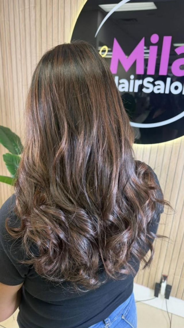 Castaño con ondas, trabajo hecho en Mila Hair Salon