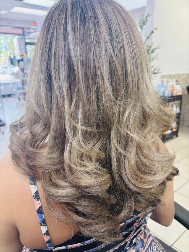 Rubio cenizo con ondas, trabajo hecho en Mila Hair Salon