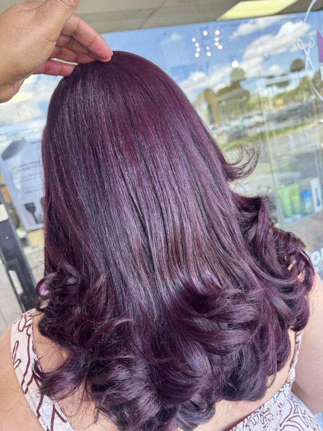 Ciruela con ondas, trabajo hecho en Mila Hair Salon