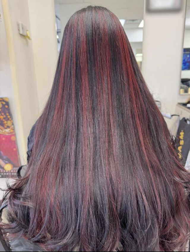 Mechas rojas, trabajo hecho en Mila Hair Salon