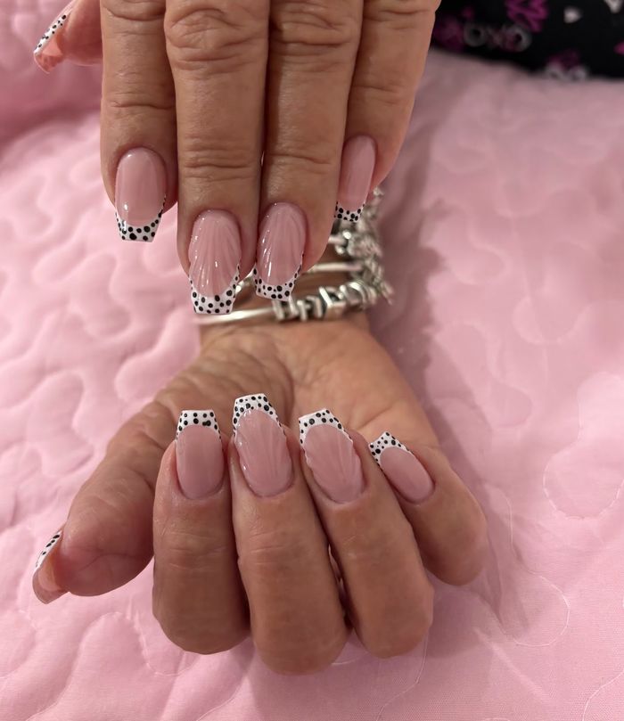 Francesa con puntos negros, trabajo hecho en Mila Hair Salon