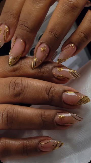 Nail art con líneas doradas, trabajo hecho en Mila Hair Salon