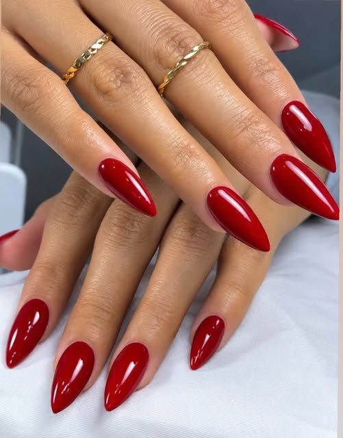 Almendra en rojo brillante, trabajo hecho en Mila Hair Salon