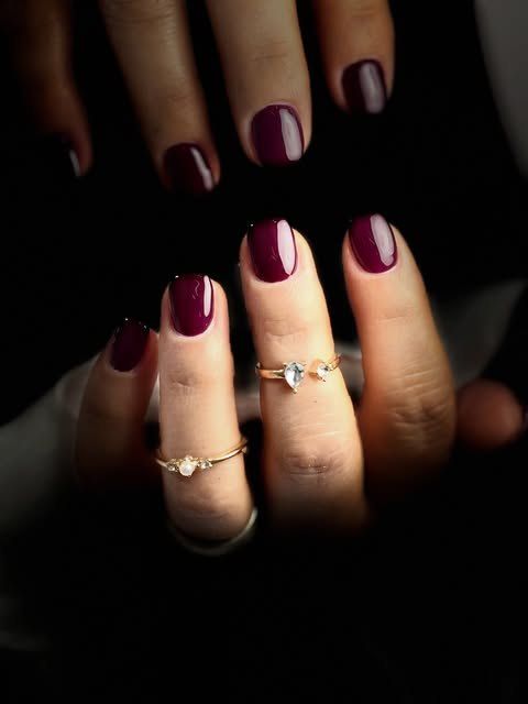 Uñas cortas en tono vino, trabajo hecho en Mila Hair Salon