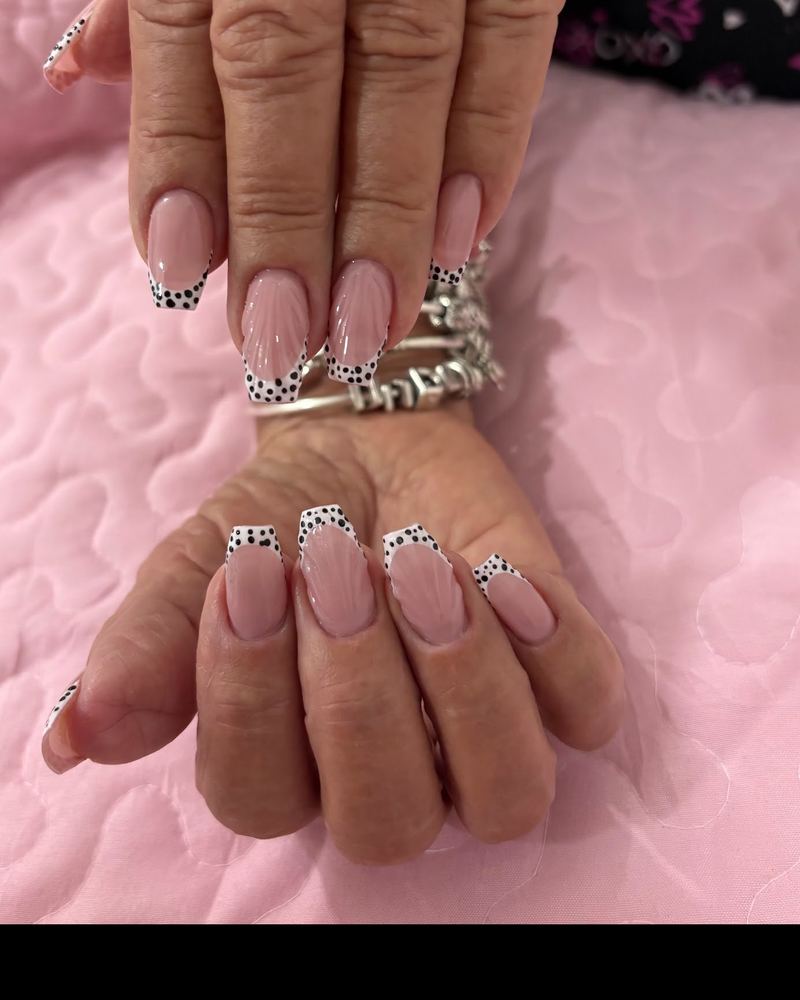 Uñas francesas con puntos negros hechas en Mila Hair Salon